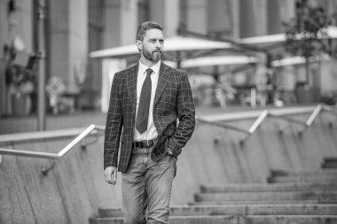 Kentsel altyapıda iş adamı, reklam. Sokakta ceketli bir iş adamı. İş adamının kravatlı fotoğrafı. Dışarıdaki iş adamı..