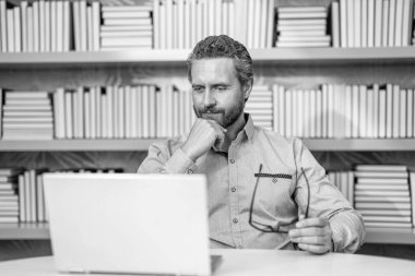 Videolu uzaktan eğitim. Serbest çalışan bir iş adamı. İşletme öğretmeni. Dizüstü bilgisayarı olan bir milenyum öğretmeni. Online eğitim dersi. Okul öğretmeniyle vakit geçiriyorum. Kritik düşünce.