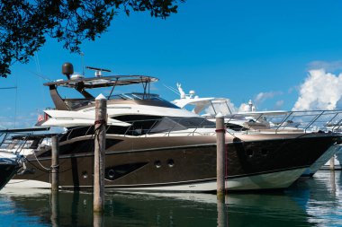 Yat teknesi Biscayne Körfezi 'ne yanaştı. Lüks yatı olan Miami Marina şehir merkezinde. Yaz tatili. Lüks yat marinası. Lüks bir tekne. Marina, Miami Beach, Florida USA 'de. Miami Limanı.