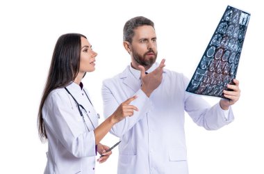 Tıbbi klinikte teşhis muayenesinde olan bir doktorla sağlık hizmeti. Doktor Radyolog MRI taramasında teşhis koydu. Doktor kaliteli sağlık hizmeti veriyor. Sağlık ve ilaç. Nörolog yönlendirmesi.