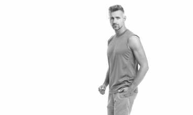 Spor salonundaki atletik bir adam. Yoga dersinde atletik bir adam. Sporcu adam spor müsabakasından sonra fotokopi için poz verdi. Beyaz tişörtlü atletik adam izole edilmiş..