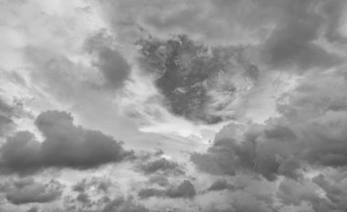 Bulutlu gökyüzü arka planı. Gökyüzünde bulut. Bulutlu arka plan. Bulutlu kasvetli bir gökyüzü. Gökyüzü ve bulutlar. Bulanık bir arka plan. Bulutlu gökyüzü. Dramatik gökyüzü bulutları.