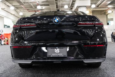 New York City, ABD - 27 Mart 2024: BMW i7 modern lüks araba New York Uluslararası Otomobil Fuarı, arka görüş.