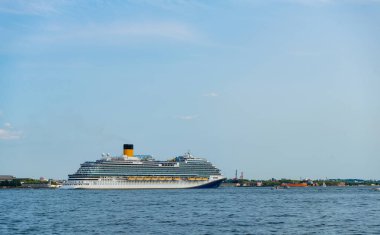 New York 'ta gemi turu. New York Manhattan 'ın silueti Hudson Nehri yolcu gemisiyle geziyor. New York gemi seyahati