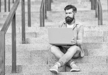 Adamın dışarıda online bilgisayar iletişimi var. Adamın dışarıda çevrimiçi video bağlantısı var. Adamın merdivenlerde online video bağlantısı var. Adamın dizüstü bilgisayarında video bağlantısı var..