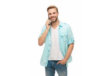 İletişim. Akıllı telefondan konuşan adam beyazda izole edilmiş. Millennial Man 'in telefon görüşmesi var. Ses bağlantısı. Adam akıllı telefonda konuşuyor. Telefon var. Mobil iletişim.