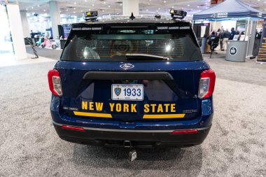 New York City, ABD - 27 Mart 2024: Ford Explorer TBTA polis arabası New York Uluslararası Otomobil Fuarı, arka görüş.