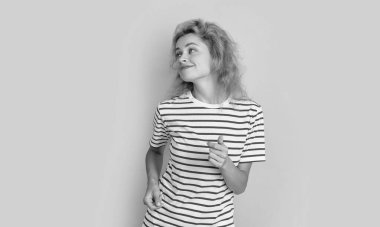 Kızıl saçlı kadın sarı arka planda yalnızken eğleniyor. Stüdyodaki genç kızıl saçlı kadının portresi. Yetişkin kızıl kadın portresi.