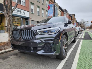 New York City, ABD - 10 Mart 2024: BMW X6 araba siyah açık hava, düşük manzara.