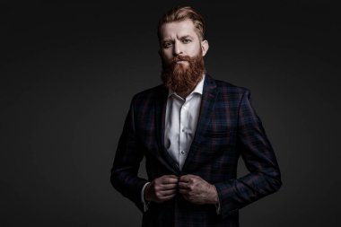 Şık takım elbiseli bir iş adamı. Resmi terzilik kıyafeti. Erkek giyim kuşamı. Bespoke takımı. Özel dikim erkek giysisi giymiş sakallı adam. Özel dikim kıyafet giyen bir iş adamı. Pankart.