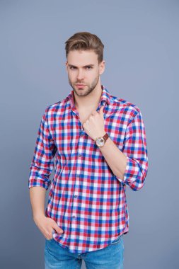 Kol saatini gösteren bir adam. Zaman dakikliği. Lüks kol saati olan adamlar. Millennial yakışıklı adam kol saatini gösteriyor. Erkekler için moda aksesuarı. Erkek moda aksesuarı. Eli kollu bir adam. Model pozu.