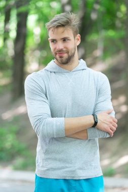 Açık hava antrenmanından sonra formda ve aktif bir adam. Akıllı saat. Sportif adam spor yapar. Erkekler için spor kıyafetleri. Aktif ve sağlıklı bir yaşam tarzı. Vücuduna uygun. Spor ve spor. Spor giyimli genç adam..