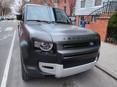 New York City, ABD - 18 Mart 2024: Land Rover Defender açık hava, açı görünümü.