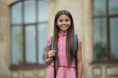 Bilgi toplama günü. Üniversitede eğitim. Dışarıdaki kız öğrenci. 1 Eylül. Ders çalışma zamanı. Bilgi ve eğitim. Okul eğitimi. Öğrenci hayatı. Genç kız okula geri döndü. Klasik cazibe..