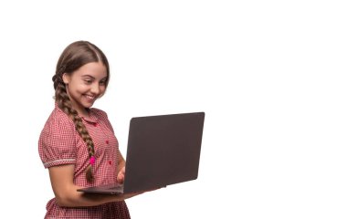 Bilgisayarda okul blogu yazıyorum. Video dersindeki öğrenci. Genç kız blog iletişimi için dizüstü bilgisayar kullanıyor. Çevrimiçi eğitimde giyin. Okula dönelim. İnternette çalış. İnternetten okul eğitimi. Boşluğu kopyala.