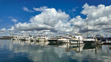 Miami sahiline demir atmış özel lüks bir tekne. Yaz tekne tatili. Miami yat turu. Yazın yat tatili. Marina körfezi. Deniz marinasında lüks bir karavan yatı. Navigasyon yatı. Yelkenli yat.