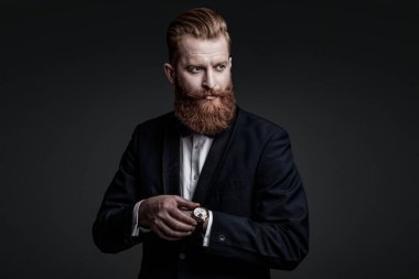 Papyonlu beyefendi toplantıya geç kaldı. Dakik adam, nöbete geç kalma zamanını kontrol ediyor. Zarif saat aksesuarı. Dakik adam gri üzerinde izole zamanı kontrol ediyor. Erkek aksesuarı. Dakiklik.