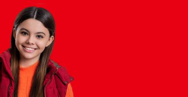 Sonbahar trendi. Sonbahar tarzında bir kız. Genç kız yelek ve kazak giyiyor. Sonbahar moda kızı. Moda ve şık genç kız gülümsüyor. Gençler için sonbahar moda tarzı. Sonbahar stili için uygun. Boşluğu kopyala.