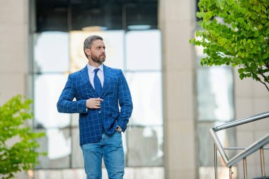Üst düzey yönetici, politikacı. Takım elbiseli zengin adam. Dışarıda başarılı bir iş adamı. İş görüşmesinden önce şehirde başarılı bir iş adamı. İş adamının iş başarısı. Takım elbiseli bir iş adamı. Reklam..