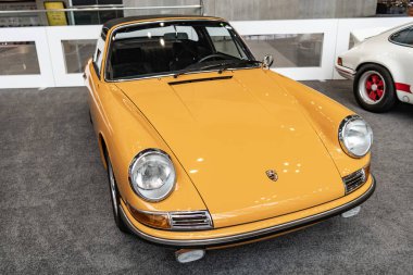 New York City, ABD - 27 Mart 2024: 1968 Porsche 912 New York Uluslararası Otomobil Fuarı, ön köşe manzaralı.