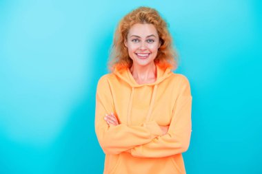 Kafkasyalı kadın ya da kız günlük tarz kapüşonlu, modaya uygun, mavi giyinmiş..