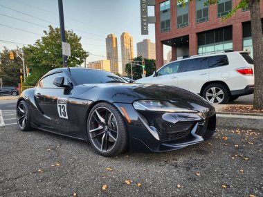 New York City, ABD - 16 Eylül 2023: Toyota Supra 2020 Sokakta spor arabası park yeri, açı manzaralı.