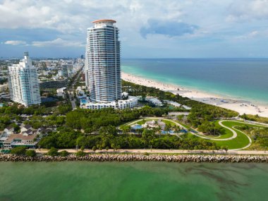 Şehrin gökdelen mimarisi ve marinası. Miami, Florida 'nın gökyüzü manzarası. Şehrin mimarisi bu işte. Şehir merkezinin silüeti. Miami 'nin silüeti. Miami güney sahili hava manzaralı. Şehir silüeti.