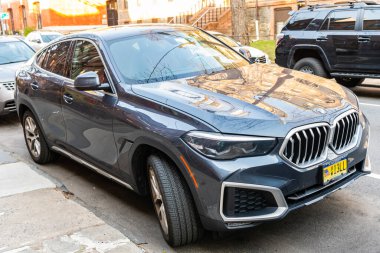 New York City, ABD - 15 Mart 2024: BMW X6 lüks otomobil dışarıda park edilmiş, üst görünüm.