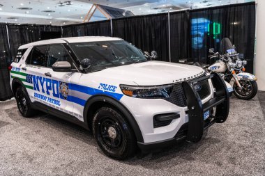 New York City, ABD - 27 Mart 2024: Ford Interceptor polis arabası New York Uluslararası Otomobil Fuarı, köşe görüş.