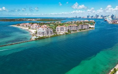 Biscayne Körfezi. Lüks şehir manzaralı Miami Marina şehir merkezi. Yaz tatili. Güney sahili havacılık şehri. Şehir manzarası. Miami plajı hava manzarası. Marina, Miami Beach, Florida USA 'de. Lüks seyahat.