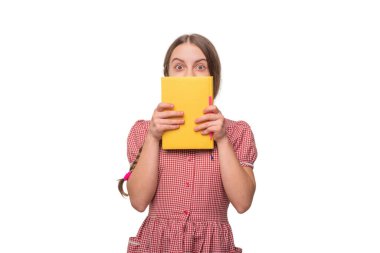 Genç kız okulda ders çalışıyor. Okula dönelim. Eğitim okumak. Bilgi ve eğitim. Okul kitabı okuyan genç bir kız. Bir kitap oku. Öğrenci edebiyatı okuyucusu. Öğrenci beyazda izole