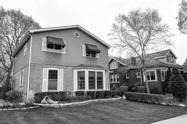 Amerika 'da bir ev. Banliyö mahallesinin mimarisi. Amerikan mahallesindeki yazlık evde. Banliyö evi. Emlak sigortası. Güvenli mahalle..