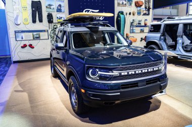 New York City, ABD - 27 Mart 2024: 2023 Ford Bronco Spor SUV arabası New York Uluslararası Otomobil Fuarı, köşe manzaralı.