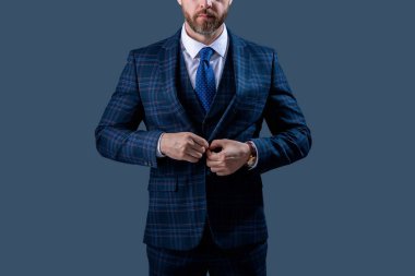 Gri üzerine kravat takılmış resmi takım elbise ceketi. İş adamı ceketli adam. İş elbisesi. Resmi erkek giyim konsepti. Formalite icabı giyinmiş bir adam. Zarif takım elbiseli bir iş adamı. Takım Elbise Kumaşı.