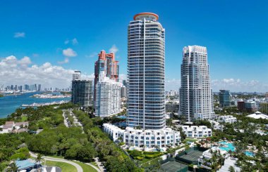 Güney sahili havacılık şehri. Şehir manzarası. Miami plajı gökdelen manzarası. Marina, Miami Beach, Florida USA 'de. Biscayne Körfezi. Lüks şehir manzaralı Miami Marina şehir merkezi. Yaz tatili. Lüks bir tatil..