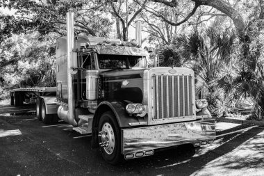 Amerika 'da bir kamyonet. Yük gemisi karavanı taşımacılığı. Kamyon kamyonu römork taşıyor. Amerikan tarzı kamyonet. Ulaşım konsepti. Yol yük vagonları. Yarı kamyon aracıyla kamyonculuk. ön görünüm.