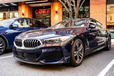 New York City, ABD - 15 Mart 2024: BMW 8 modern araba sokağa park edilmiş, köşe manzaralı.