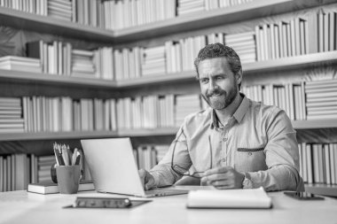 Online okul eğitimi. Estonya 'da dersteydim. Dijital sınıf. Sınıfta öğretmenin online eğitimi. Öğretmenler günü. Öğretmen çevrimiçi eğitim sunuyor. Çevrim içi eğitim.