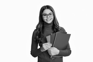 Ödevleri olan liseli kız. Kendi kendine çalışma konsepti. Ödevler için çalışma kitabı. Genç kız bilgi edinmek için çalışıyor. Genç kız okul ödevini çalışıyor. Okula dönüyorum. Okul ödevi öğrenciler için bir fırsattır..