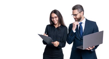 Başarılı pazarlıklar. Şirket birleşmesi. İş adamları iş sözleşmesi imzalarken beyazlar izole edildi. İş ortaklığı. İş adamları analitiği. İş toplantısında sözleşme imzalamak. Boşluğu kopyala.