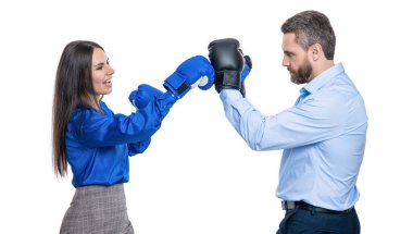 İş adamları iş müsabakaları sırasında beyazlara izole edilmiş boks eldivenleriyle birbirleriyle kavga ederler..