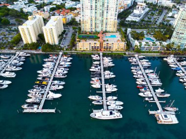 Yat teknesi Biscayne Körfezi 'ne yanaştı. Lüks yatı olan Miami Marina şehir merkezinde. Yaz tatili. Lüks yat marinası. Lüks tekne limanı. Marina, Miami Beach, Florida USA 'de. Hava aracı.