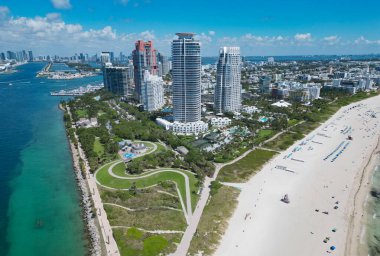 Lüks şehir manzaralı Miami Marina şehir merkezi. Yaz tatili. Güney sahili havacılık şehri. Şehir manzarası. Miami plajı hava manzarası. Marina, Miami Beach, Florida USA 'de. Biscayne Körfezi. Hava aracı.