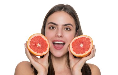 Genç kız sağlıklı bir ışıltı için detoks yapıyor. Sağlıklı greyfurtlu genç bir kadın. C vitamininin faydaları cildini beyazla izole edilmiş vitaminle doldurur. Cilt bakımı ve diyet. Gençlik ve güzellik. Cilt esnekliği..