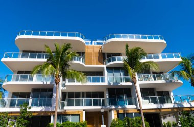 Okyanus yolculuğu. Ocean Drive Florida 'daki Miami South Beach. Art Deco mimarisi. Mimari bina. Art deco tarihi bölge. Miami Beach, Florida 'nın modern binası. Simgesel Okyanus Sürücüsü.