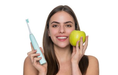 Beyaz dişler. Diş sağlığı kliniği. Elektrikli diş fırçası. Beyaz tenli dişlek kadın gülüşü. Dişlerini elektrikli diş fırçasıyla fırçalayan bir kadın. Dişlerini fırçalayan bir kız. Uzun Pil Hayatı.