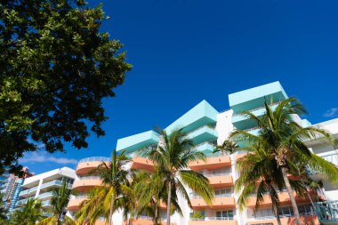 Mimari bina. Art deco tarihi bölge. Miami Beach, Florida 'nın modern binası. Okyanus yolculuğu. Ocean Drive Florida 'daki Miami South Beach. Art Deco mimarisi. Sahile bakan oteller..