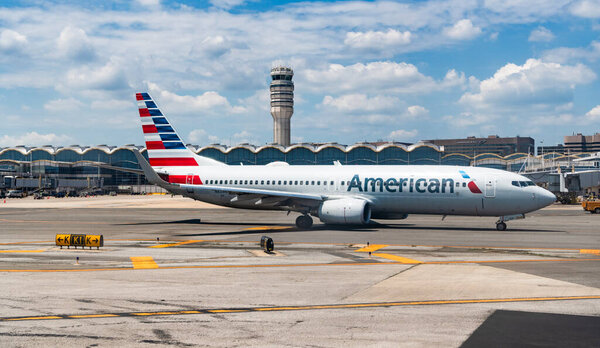 Вашингтон, округ Колумбия, США - 04 июня 2024 года: Вылет самолета американской авиакомпании в аэропорту. Терминал аэропорта и взлетно-посадочная полоса. Авиация. Вылет и прибытие в аэропорт. Авиакомпания США.