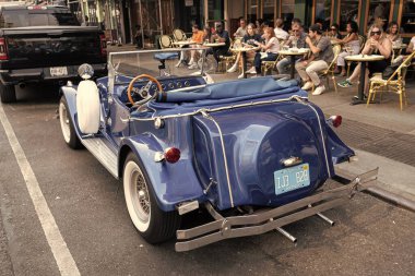 New York City, ABD - 30 Haziran 2023: Excalibur Serisi III phaeton araba arka görüntüsü park edilmiş.