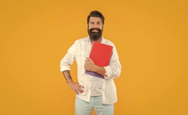 Pozitif milenyum adamı ve planlayıcısının fotoğrafı. Milenyum adamı planlayıcısı sarı renkte izole edilmiş. Stüdyoda planlayıcısı olan bin yıllık bir adam. Arkaplanda planlayıcısı olan bin yıllık bir adam.